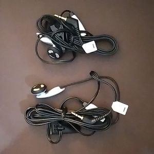 2 Motorola earbuds
